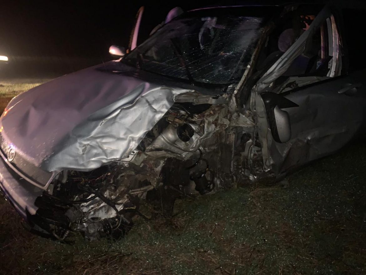 En medio de la lluvia, hizo un sobrepaso y chocó contra dos camiones en la ruta 1