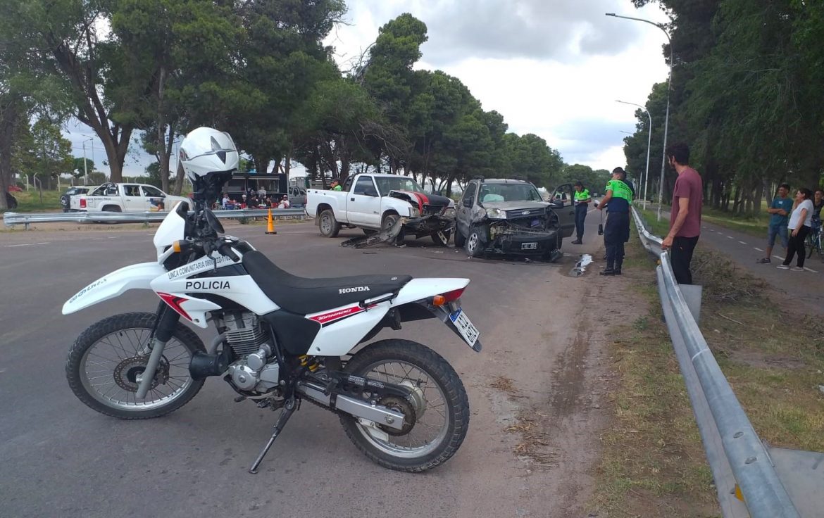 Chocaron dos camionetas a metros de la rotonda del Ejército