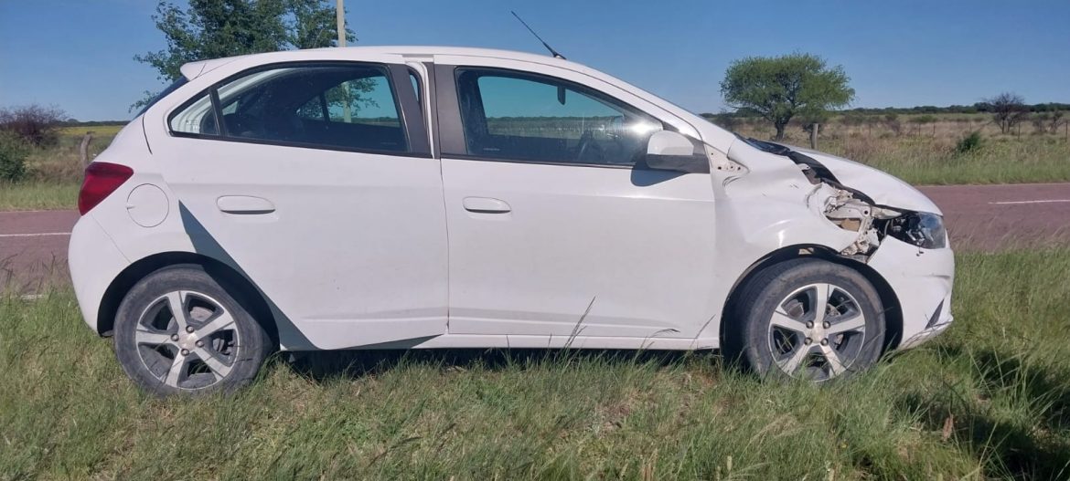 Iba a dar clases a Luan Toro y embistió un toro suelto en la ruta
