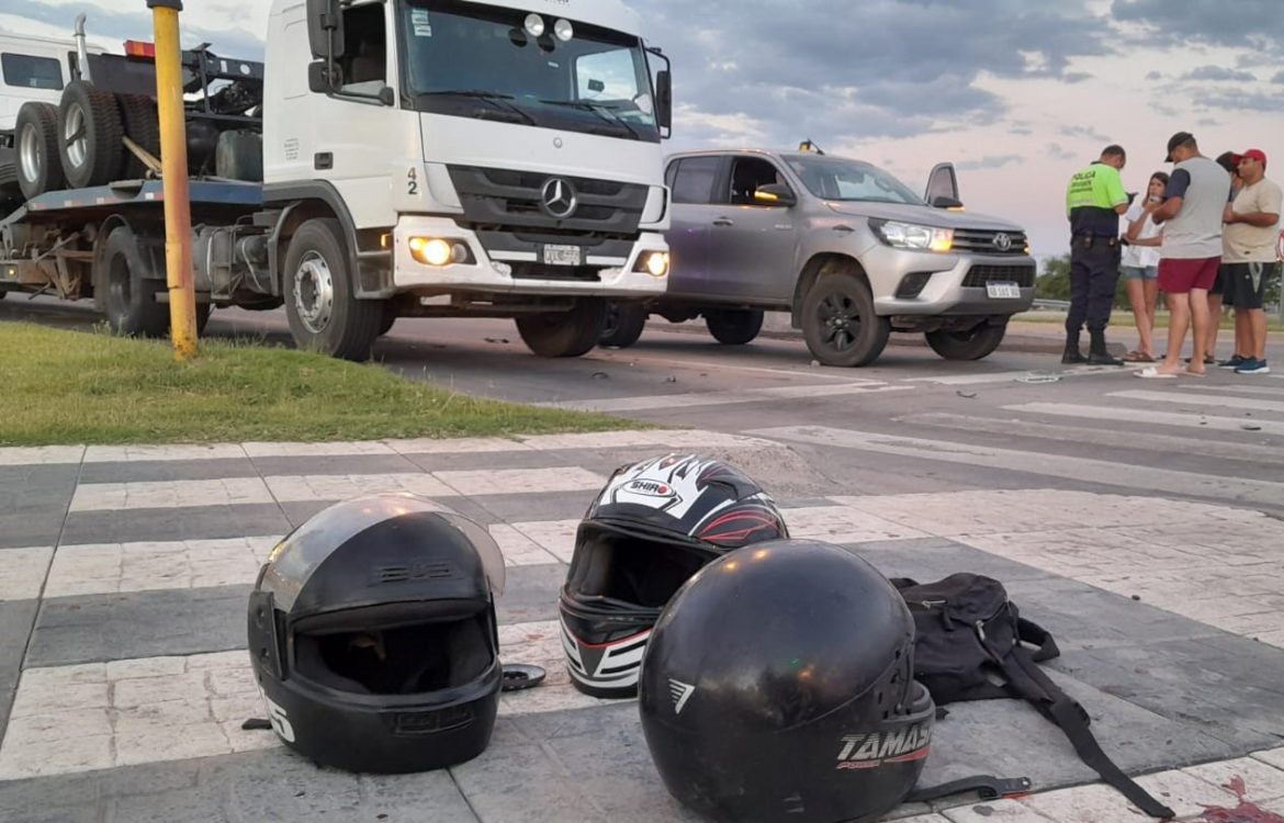 Iban en moto por la circunvalación, intentaron pasar entre una camioneta y un camión, y se cayeron