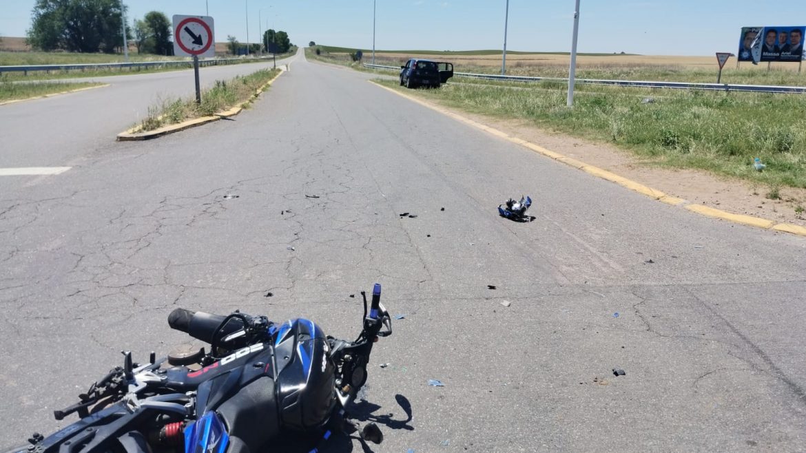 Chocaron una moto y un auto en el peligroso cruce de las rutas 5 y 7