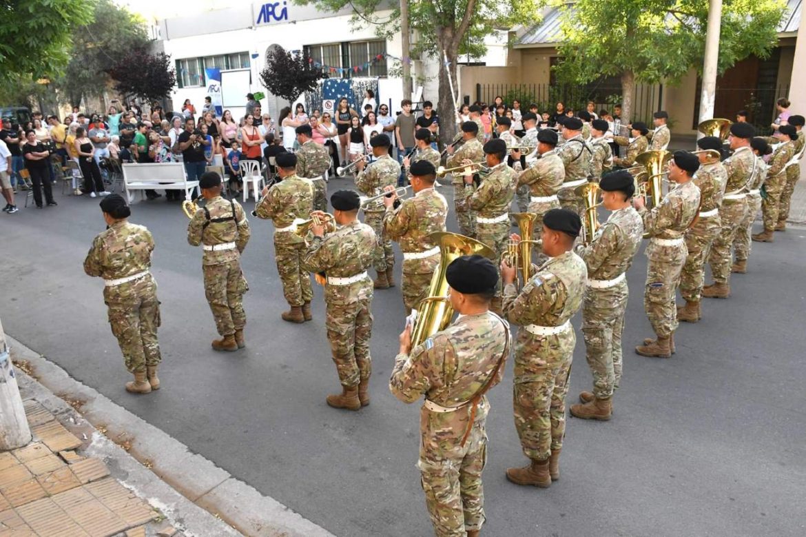 La Cultural Inglesa celebró en la calle sus 54 años