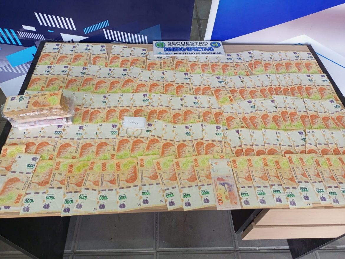 Otro “cuento del tío”: dos detenidos por despojar de 1 millón de pesos a una mujer en Santa Rosa