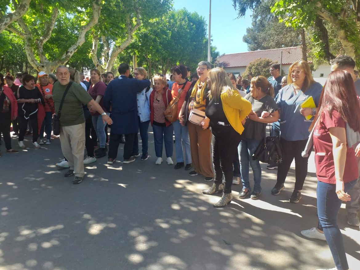 Realizaron un abrazo simbólico al hospital Lucio Molas