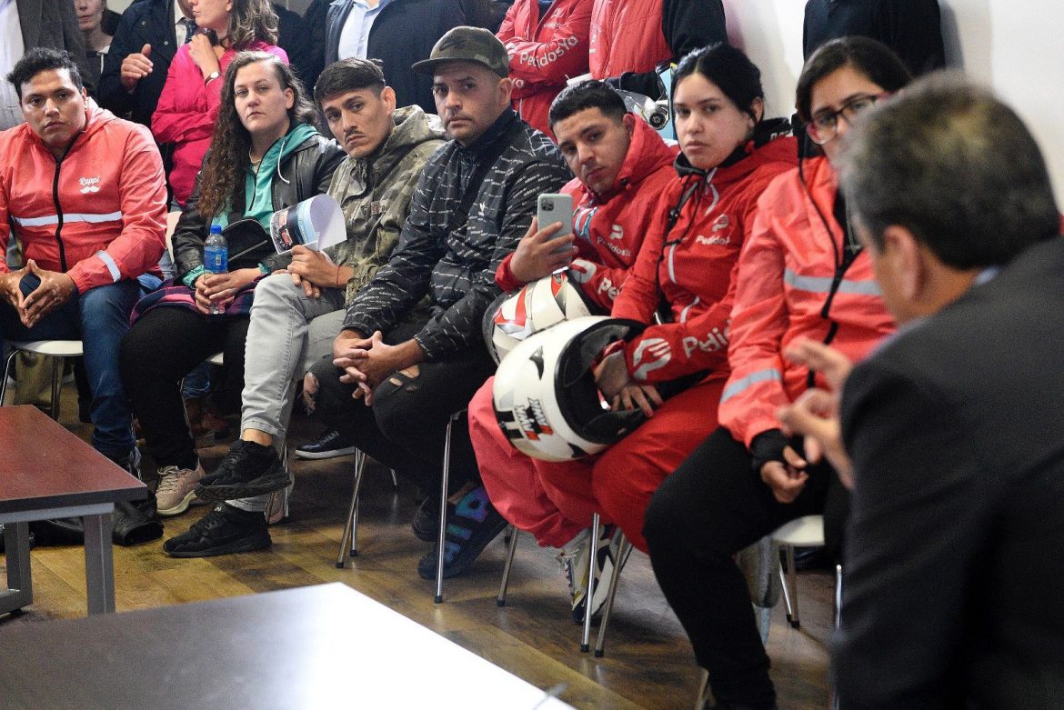 Massa anunció un seguro gratuito para trabajadores de delivery de todo el país
