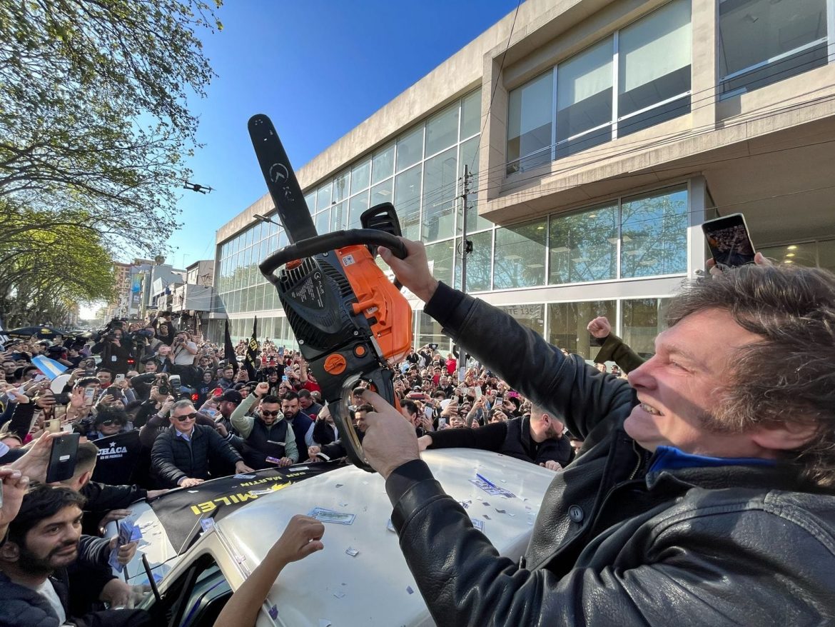 Golpe a las casas sociales y la ciencia: Milei disuelve dos fondos históricos