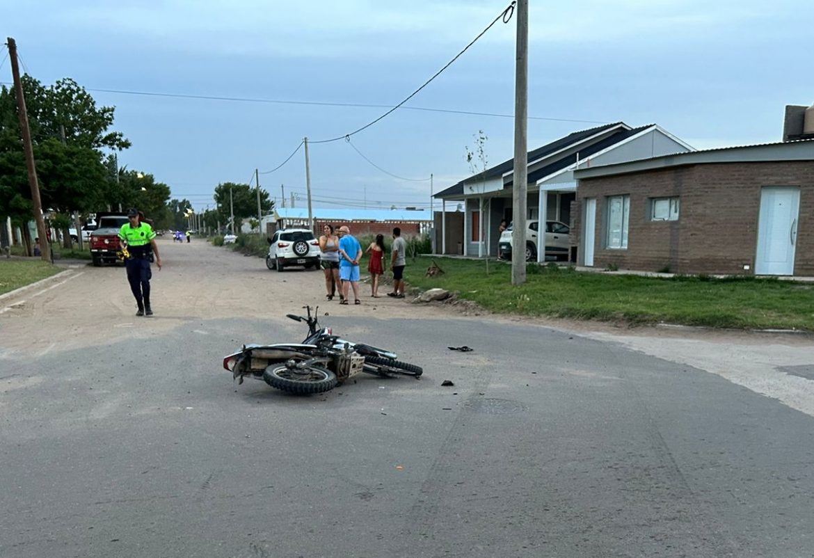 Un motociclista en grave estado luego de chocar con un vehículo en Santa Rosa
