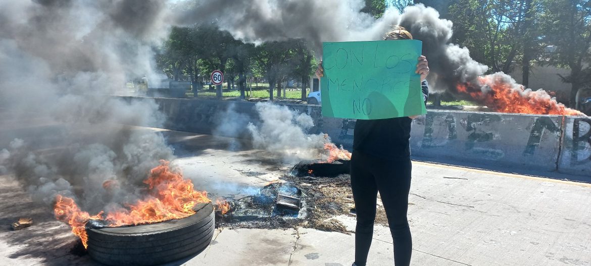 Familiares de joven baleado cortaron la circunvalación en reclamo del cambio de carátula