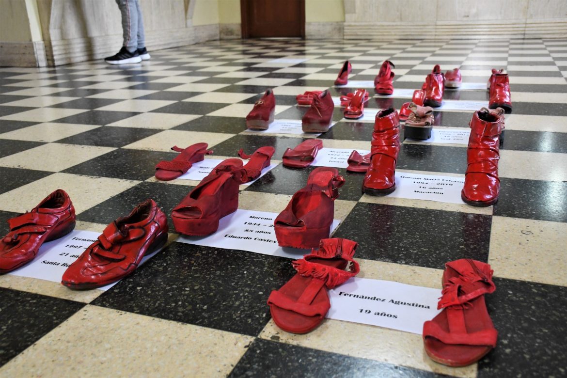 Zapatos rojos contra la violencia de género y los femicidios