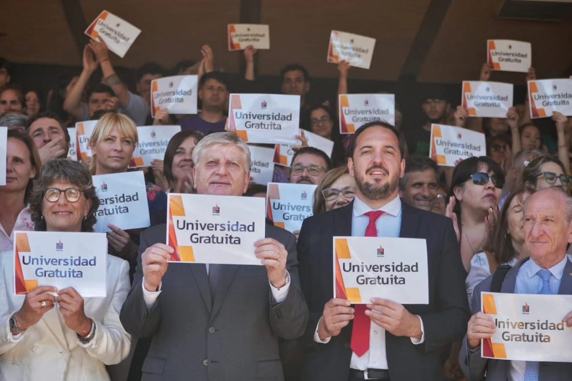 Un abrazo simbólico a la UNLPam en defensa de la educación pública y en contra de Milei