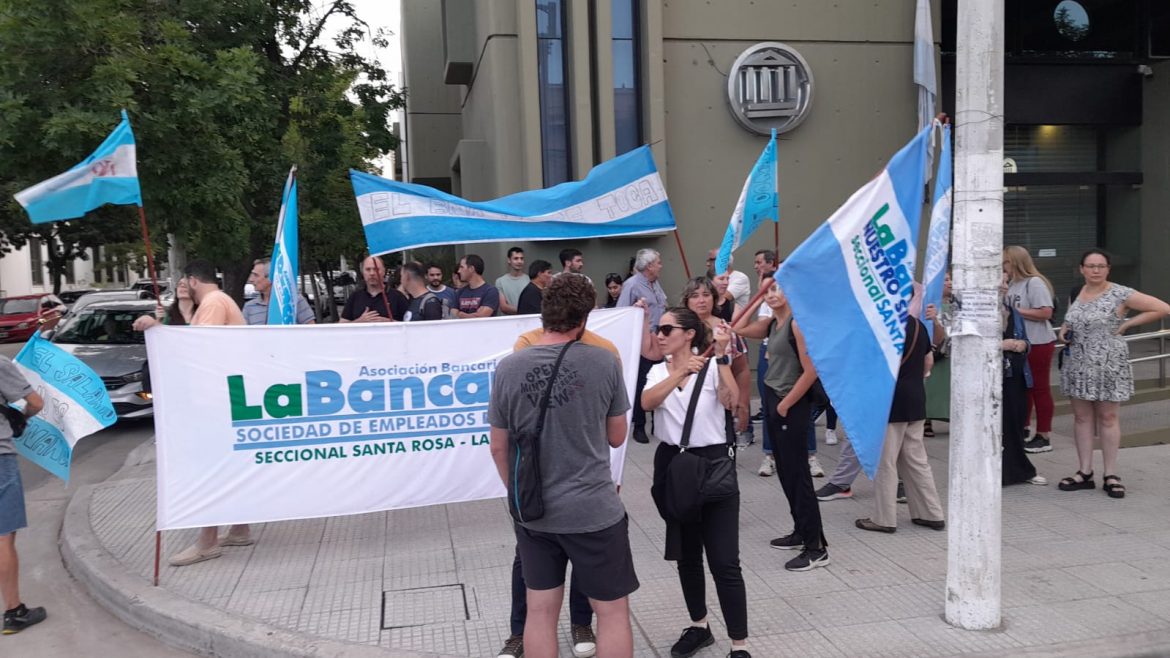 Masivos cacerolazos en Santa Rosa y Pico en contra del DNU de Milei