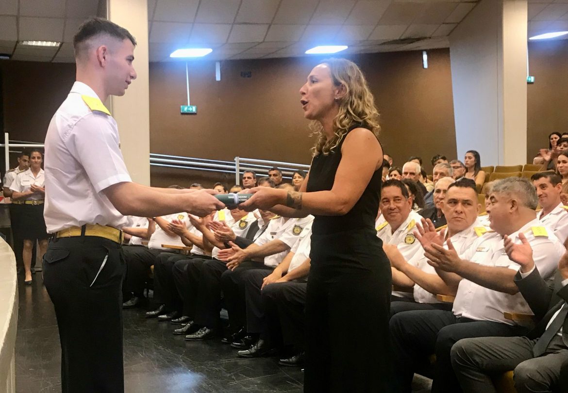 Campo reconoció al policía egresado con mejor promedio en materias jurídicas