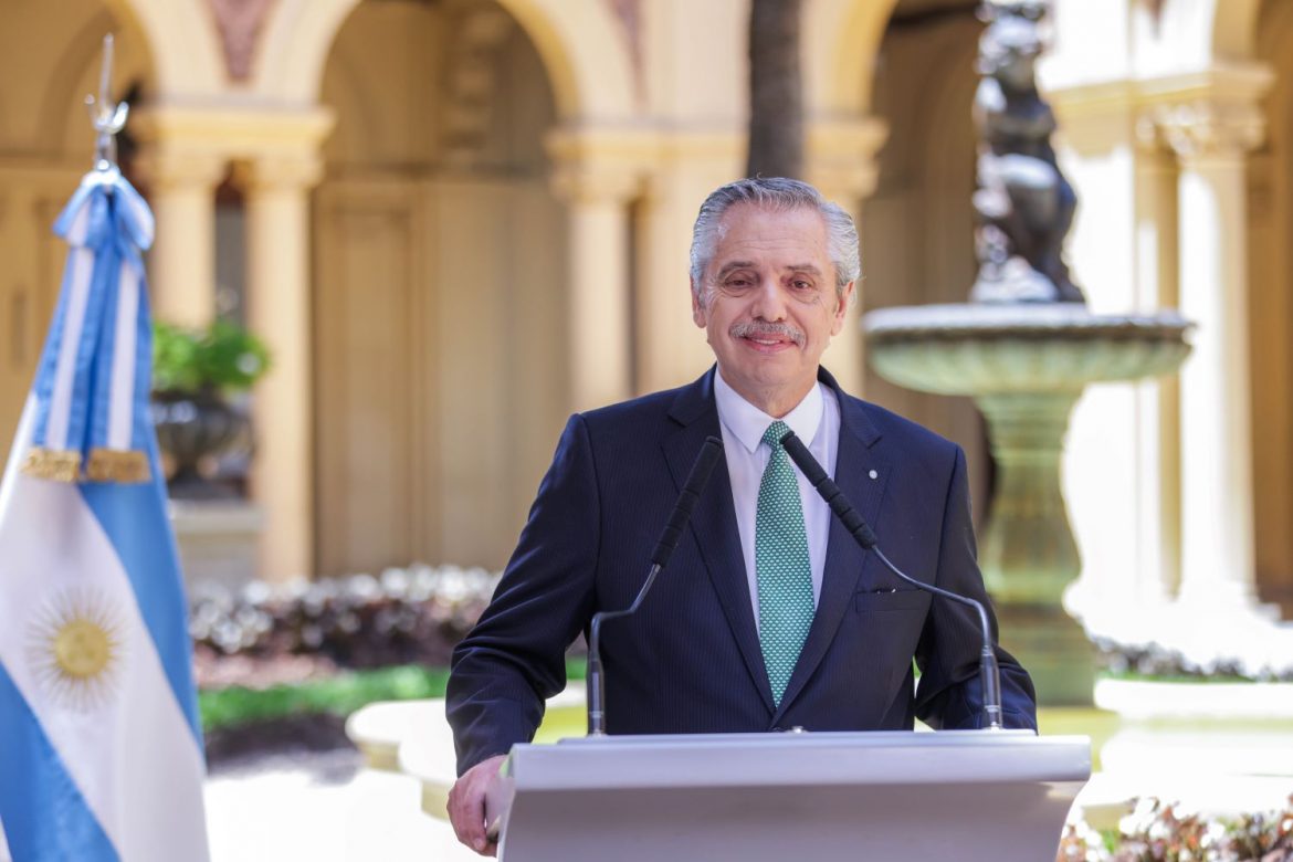 Alberto Fernández modificó un decreto para que el Estado le pague la custodia en todo el mundo