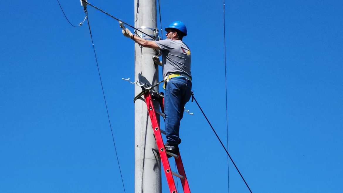 Usuarios de Uriburu y Miguel Cané “contentos” con la fibra óptica de Empatel