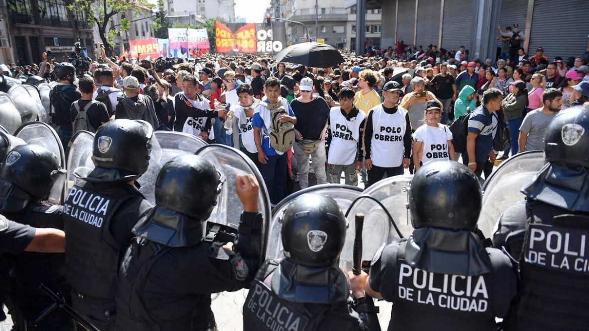 Hubo corridas y enfrentamientos entre manifestantes y la Policía