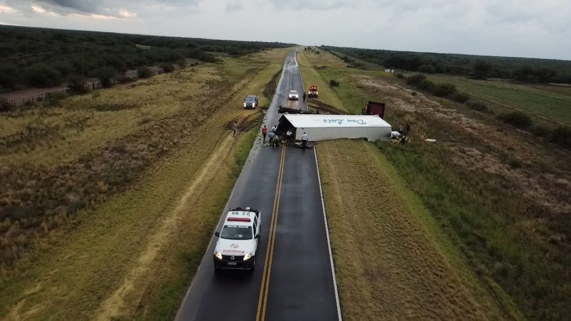 En medio del temporal, volcó un camión cargado de frutas en El Durazno