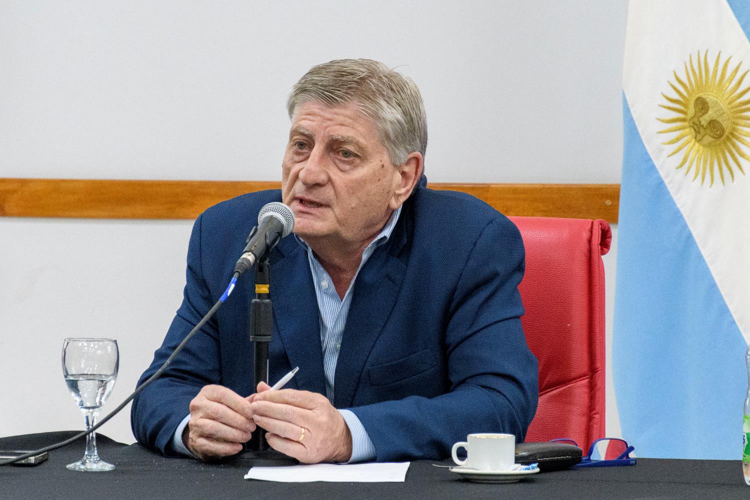 DNU y ley ómnibus: Ziliotto va a una cumbre de gobernadores patagónicos en Neuquén