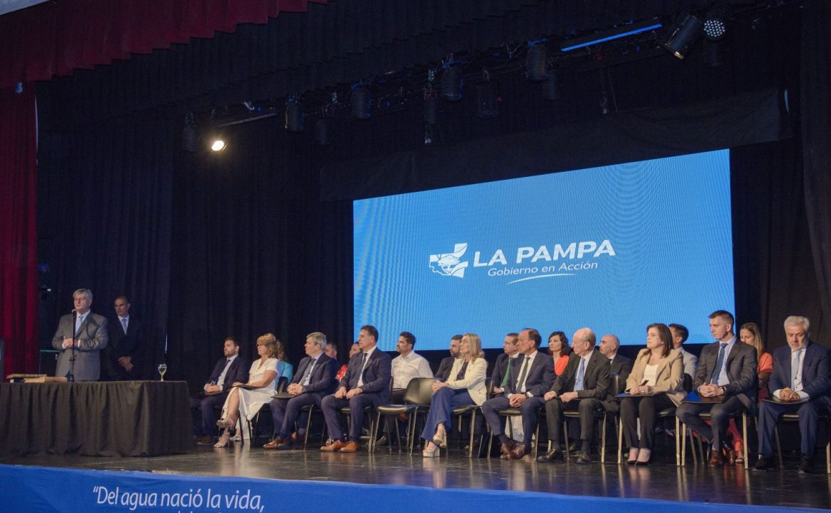 En medio del fuego amigo, solo hay un cambio (obligado) en el gabinete provincial