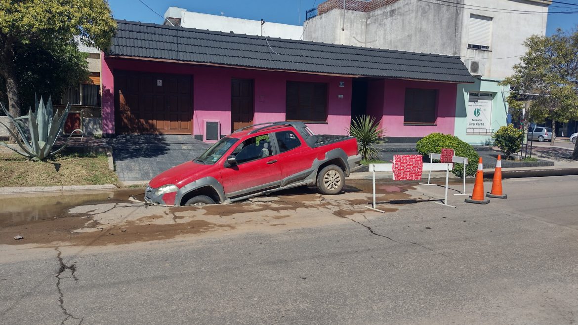 Intentaba estacionar y la camioneta quedó enterrada en un pozo en Santa Rosa