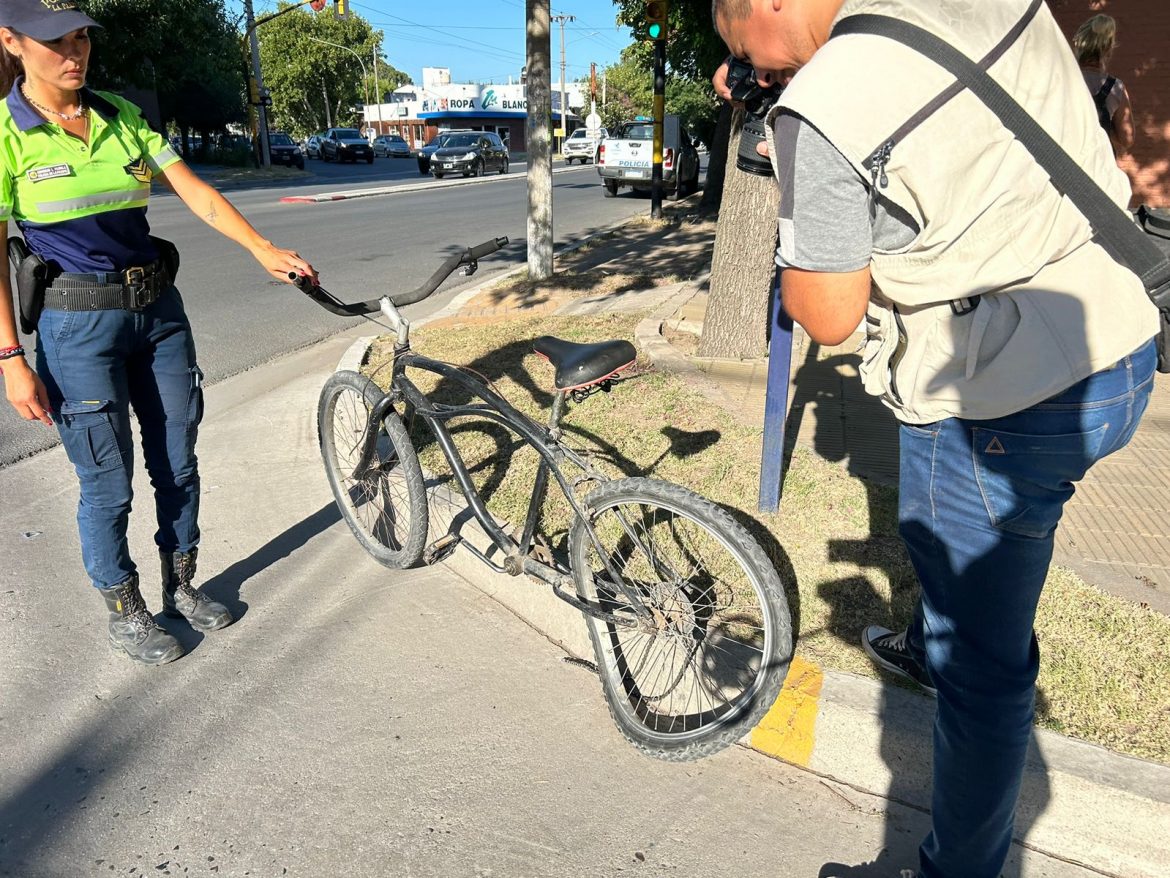 Un ciclista con heridas al ser chocado por un auto en Santa Rosa