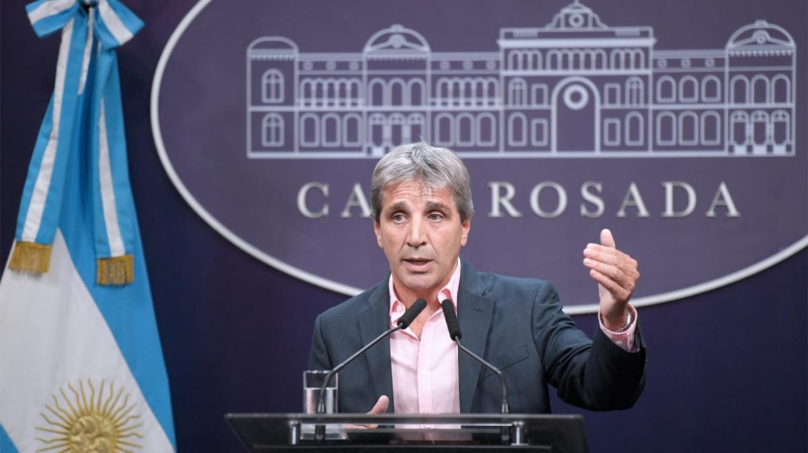 Caputo prepara medidas para alentar el uso de dólares: cuándo las anunciaría