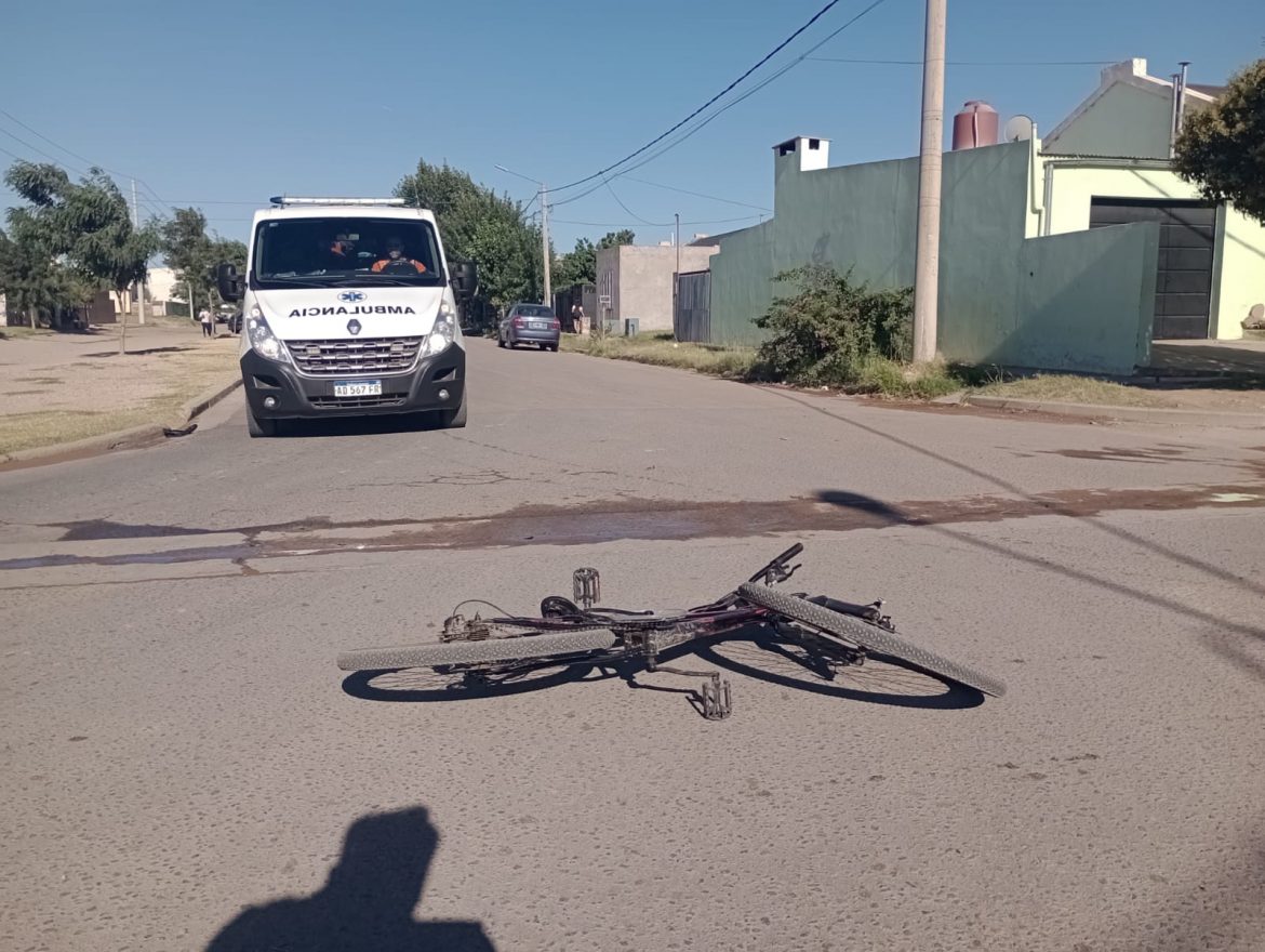 Ciclista chocó con un auto y sufrió heridas leves