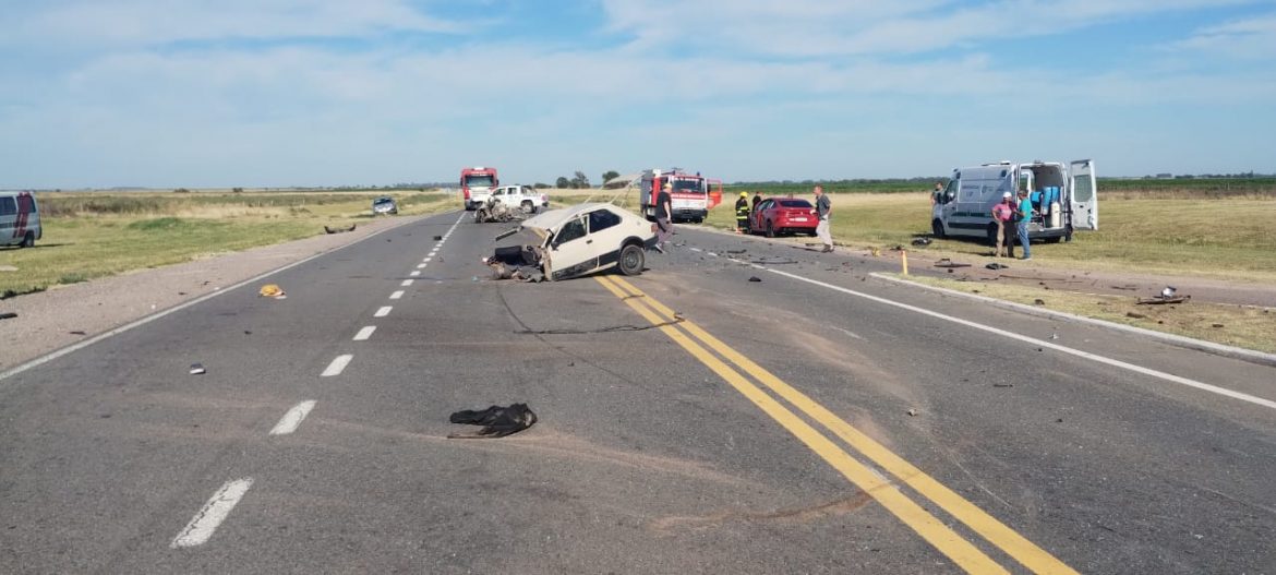 Gravísimo choque: un auto partió al medio a otro en el cruce de la ruta 5 y el acceso a Uriburu