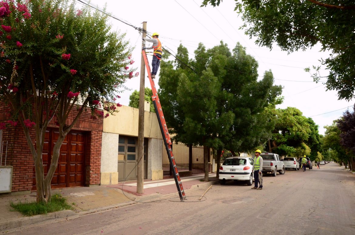 La CPE avanza con el tendido de nuevo cable troncal de fibra óptica en barrios de Santa Rosa