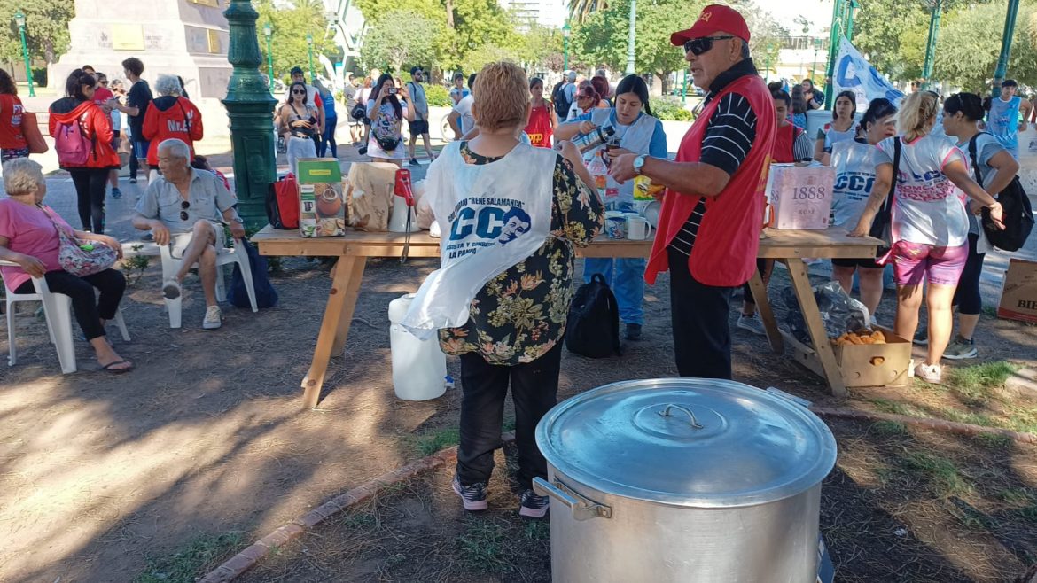 Desayuno popular en Santa Rosa contra la “política de hambre y ajuste” de Milei