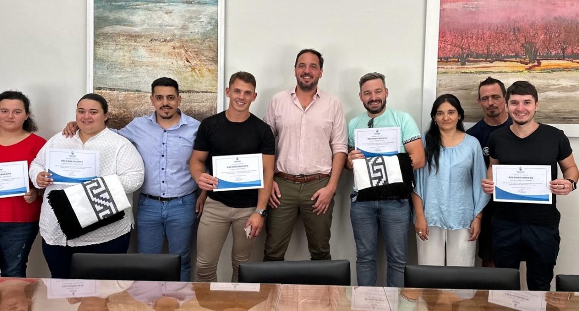 Di Nápoli recibió a artistas locales premiados en Cosquín y Laborde