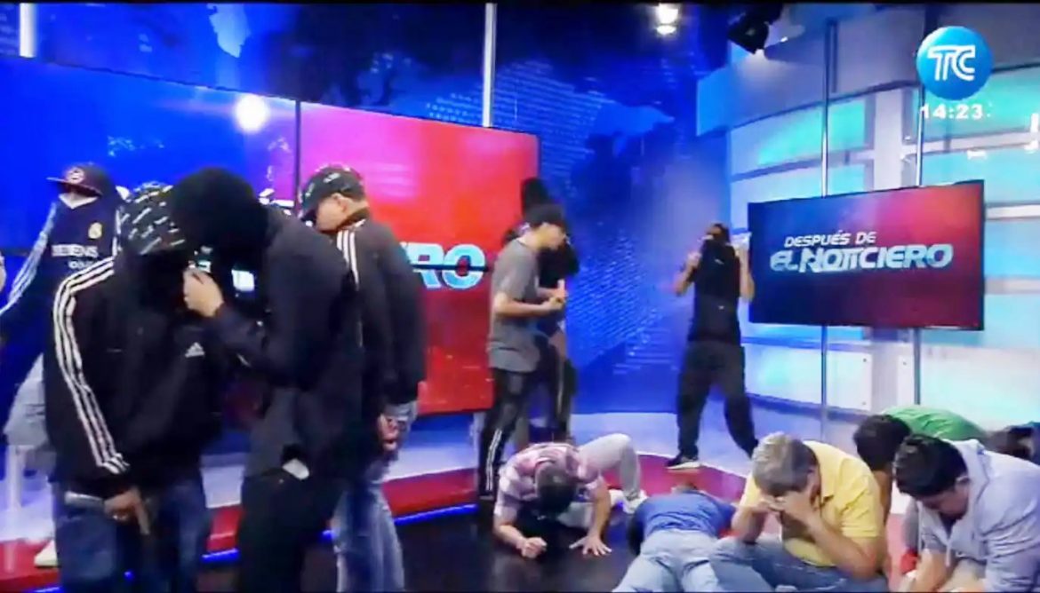 Ecuador: hombres armados ingresaron a un canal de TV y a una universidad