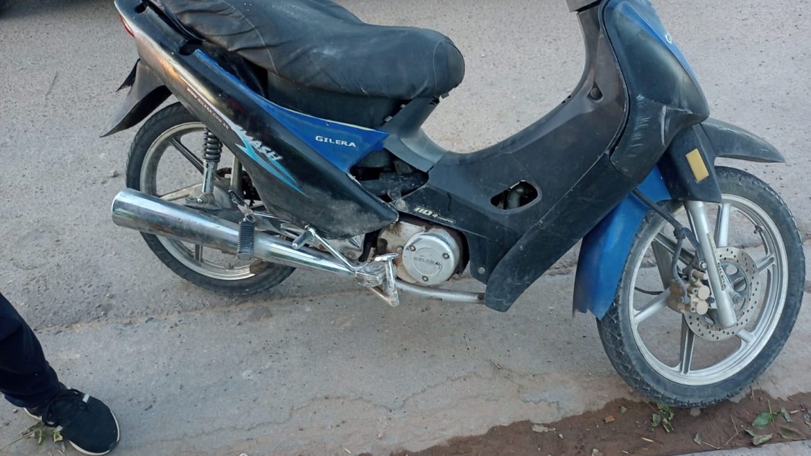 Motociclista alcoholizada y con un nene de acompañante chocó un auto de atrás