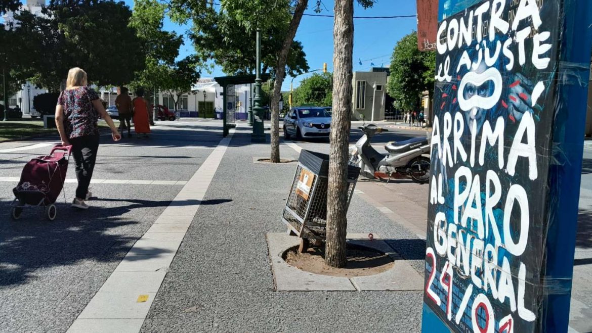 Paro y marcha al mediodía en el centro de Santa Rosa
