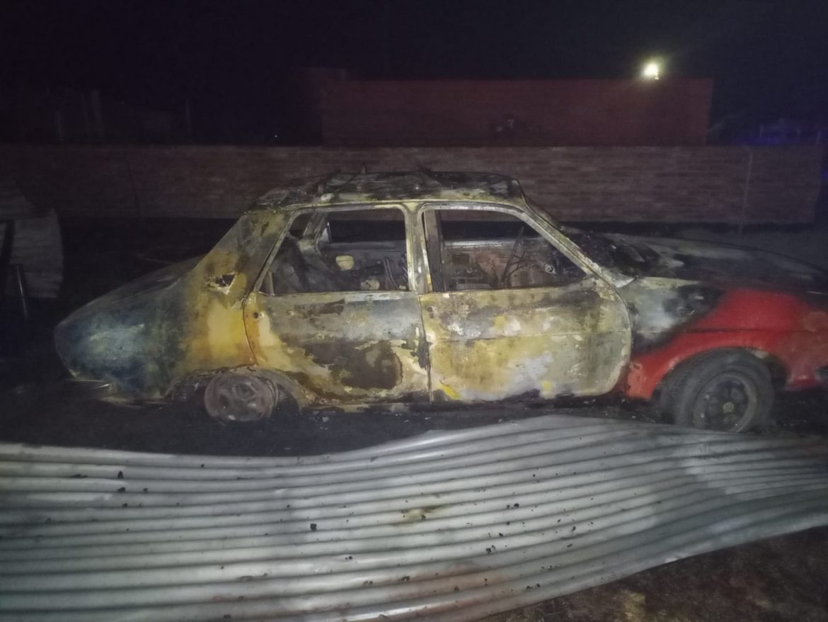 En Santa Rosa, una pelea familiar terminó con un auto y una precaria vivienda incendiados