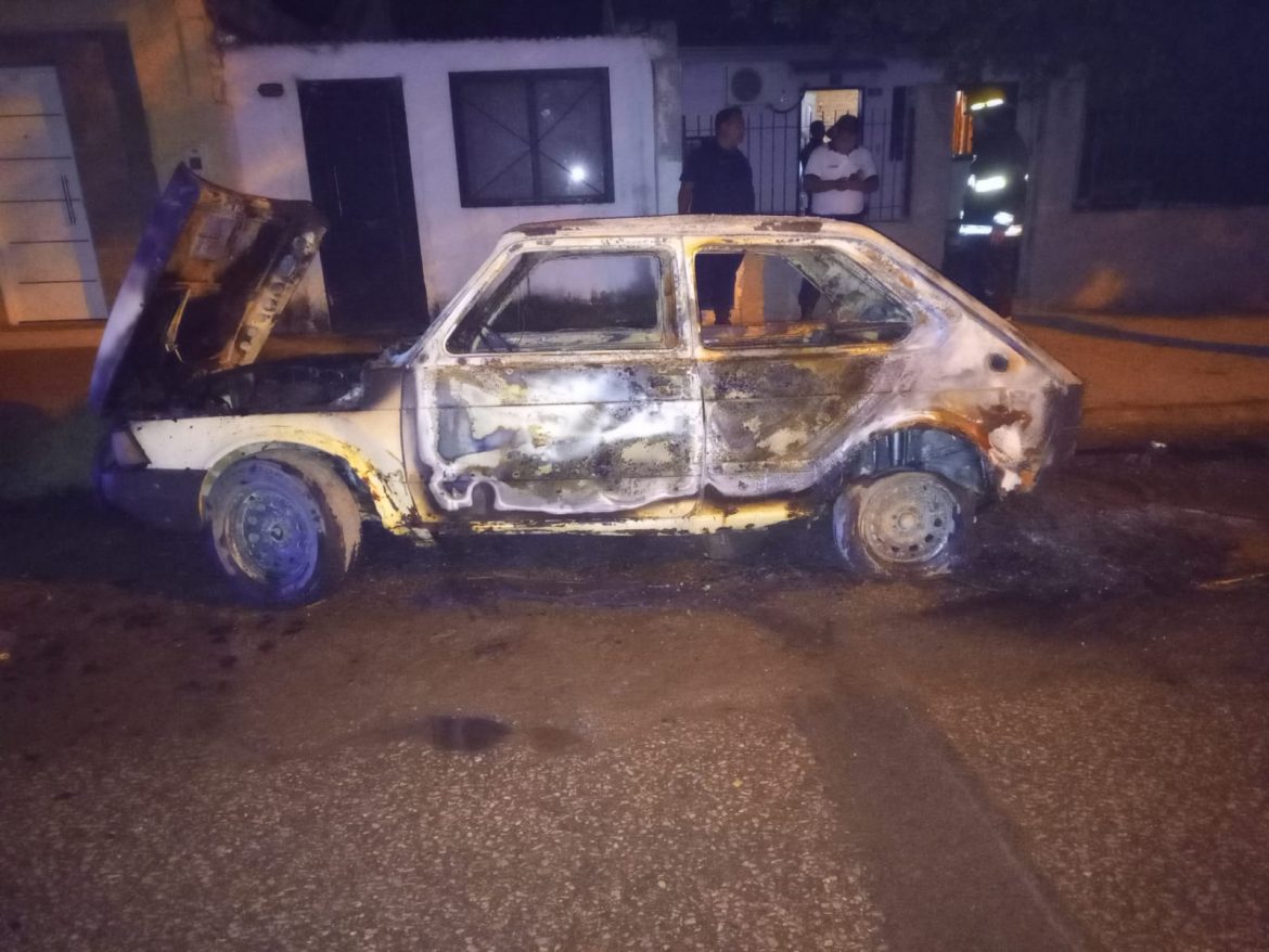 Incendiaron un auto en Santa Rosa