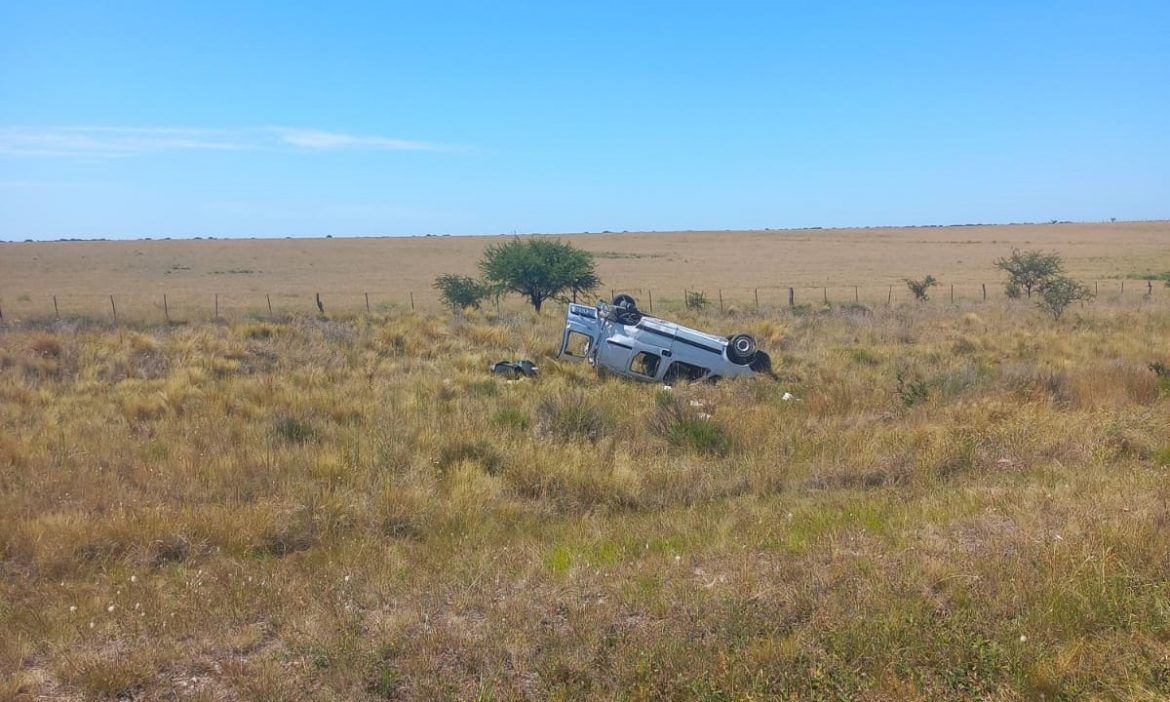 Un hombre falleció al ser despedido del auto en un vuelco en la ruta 20