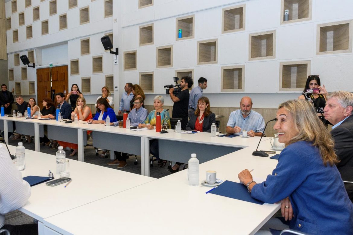“Ahora que no tiene cuórum ni tiene plata, convoca a la oposición”
