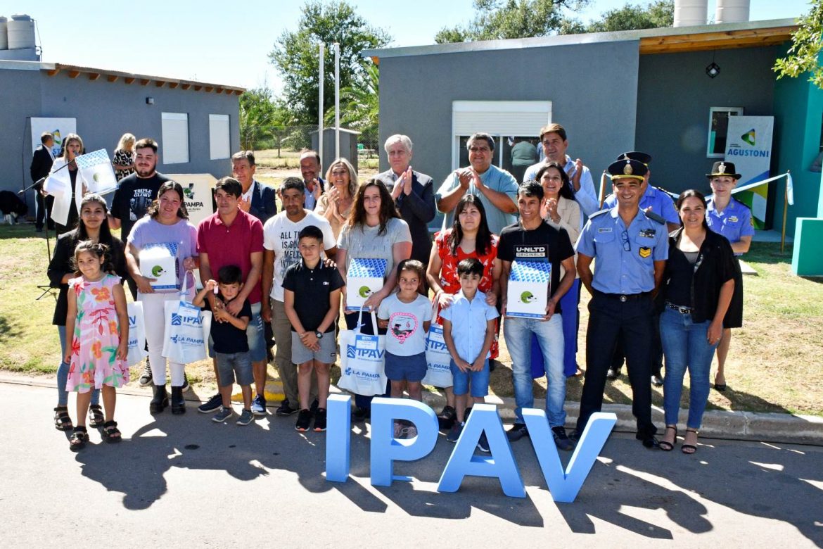 Con palos a Milei, Ziliotto inauguró la repavimentación de la ruta 1 y entregó casas en Agustoni