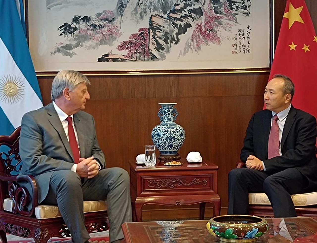 En medio de los ataques de Milei a China, Ziliotto se reunió con el embajador oriental