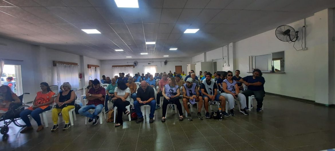 La Intersindical realiza un plenario para definir el pedido salarial que llevará el miércoles a la paritaria