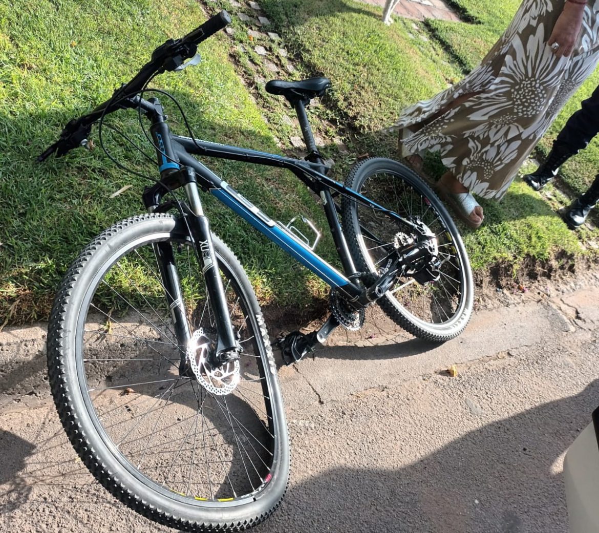 Iba en bici, se chocó un auto estacionado y sufrió heridas