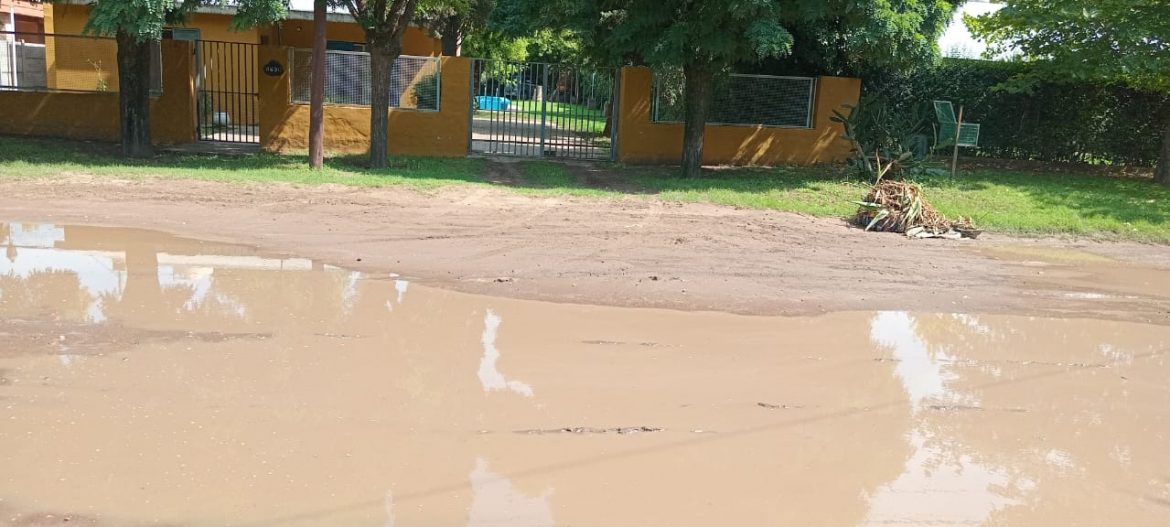 Quejas por lagunas en las calles del barrio Lowo Che