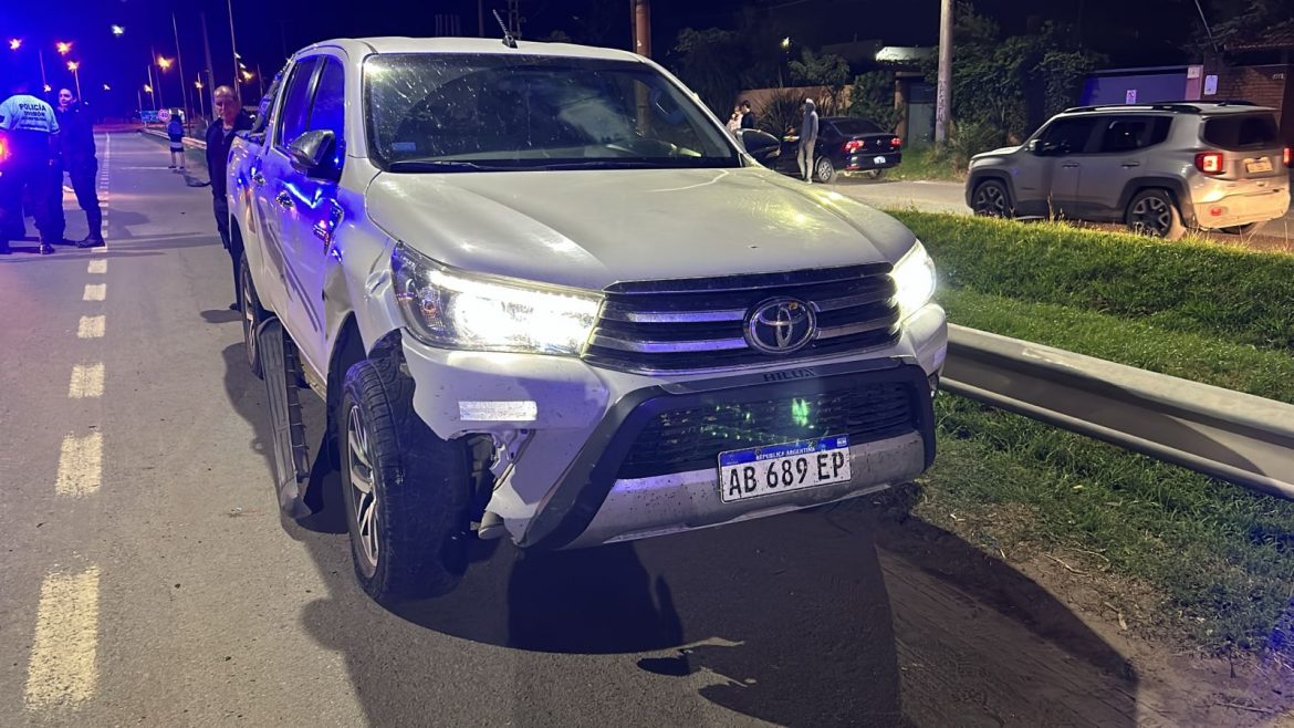 Iban en moto, se chocaron una camioneta y huyeron del lugar a pie