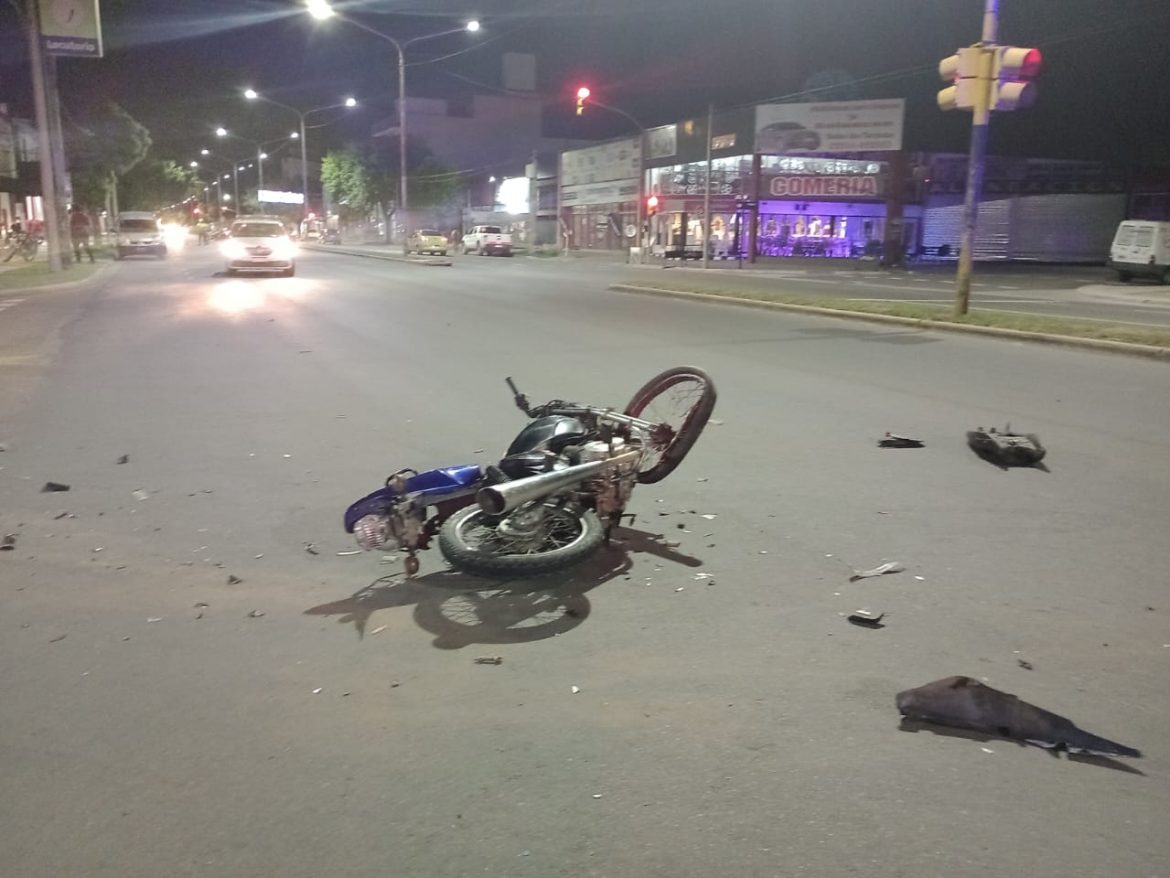 Pasó en rojo en Santa Rosa y chocó contra un auto: embarazada fue hospitalizada