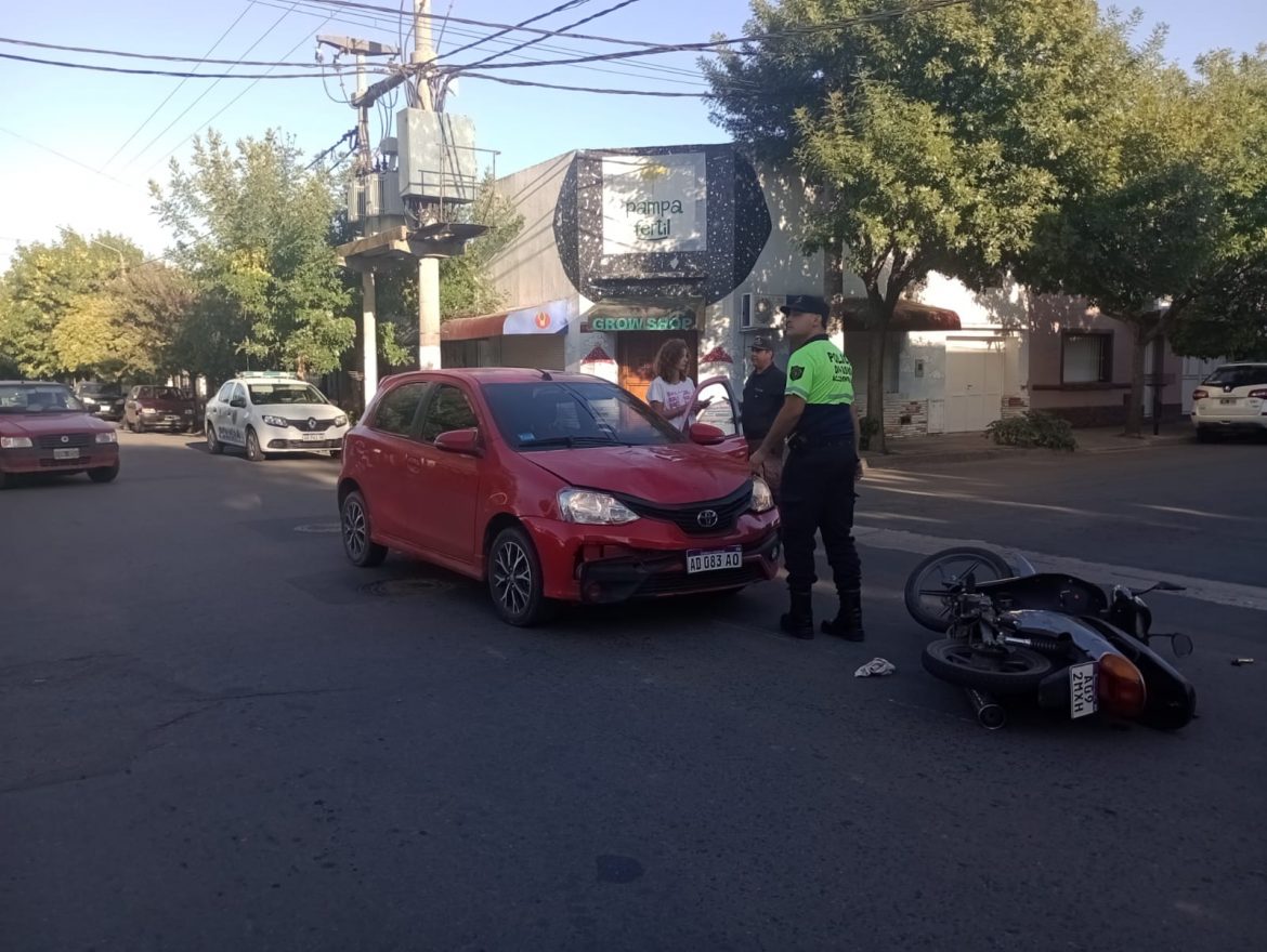 Un auto conducido por una policía chocó una moto y su conductor fue hospitalizado