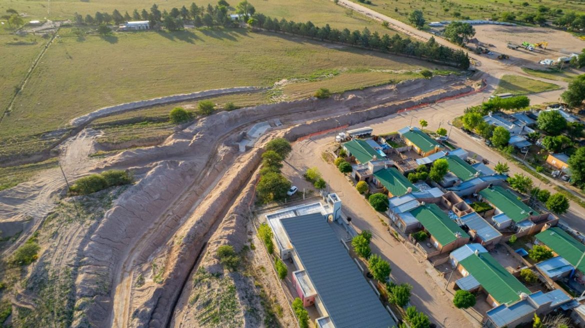 Acha: por falta de pago de Nación, obreros solo trabajan media jornada en la obra de desagües