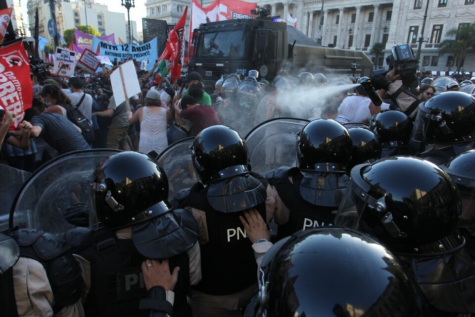 Palos, balas de goma y gas por la ley ómnibus: represión a manifestantes y periodistas