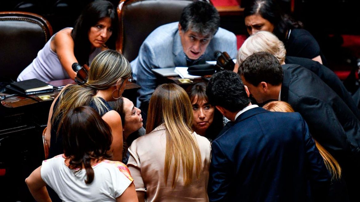 Ley Bases: bloques dialoguistas se sacan chispas en medio de la negociación pero hay acuerdo para dictaminar