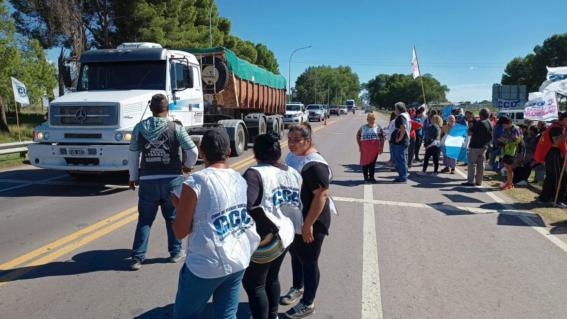 Contra la “política fascista de Milei“, organizaciones sociales protestaron y realizaron olla popular en ruta 35
