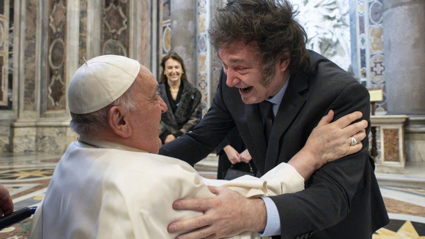 Milei cara a cara con el papa Francisco: la reacción de ambos en el Vaticano